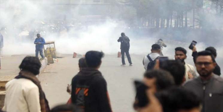 পুলিশের সঙ্গে মোবাইল ব্যবসায়ীদের সংঘর্ষ, রণক্ষেত্র কারওয়ান বাজার